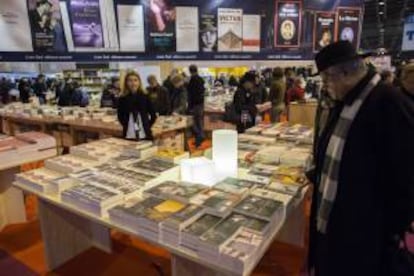 Un visitante observa un puesto de libros durante la Feria del Libro de París de este año. EFE/Archivo