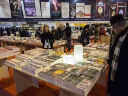 Un visitante observa un puesto de libros durante la Feria del Libro de París de este año. EFE/Archivo