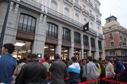 Clientes de Apple en la tienda de Puerta del Sol de Madrid