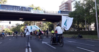 Activistas de la plataforma Carril bici Castellana despliegan una gran pancarta en la fiesta de la bicicleta de Madrid. 