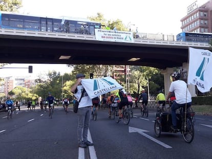 Activistas de la plataforma Carril bici Castellana despliegan una gran pancarta en la fiesta de la bicicleta de Madrid. 