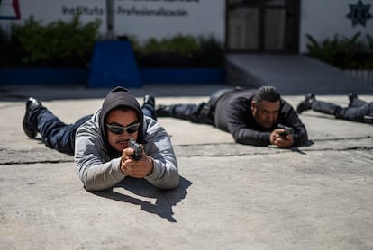 Policías municipales de Nezahualcóyotl durante una capacitación con armas, el 10 de noviembre.