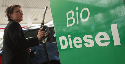 Un conductor recarga biodiésel en una gasolinera alemana. 