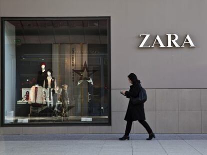 Una mujer pasa frente a una tienda de Zara en Montpellier
