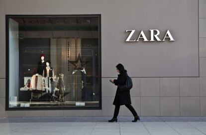 Una mujer pasa frente a una tienda de Zara en Montpellier