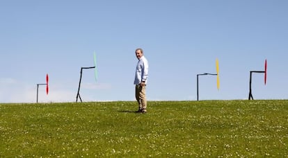 Riera i Arag&oacute;, junto a cuatro de sus esculturas instaladas cerca de Bruselas.