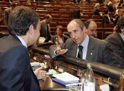 El portavoz del PNV en el Congreso, Josu Erkoreka, charla con el presidente Zapatero en un pleno.