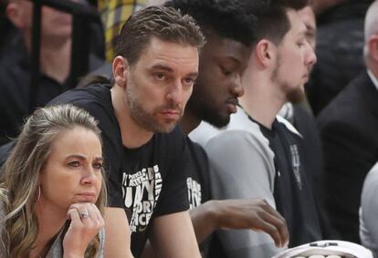 Pau Gasol, en el banquillo, junto a la entrenadora asistente Becky Hammon.