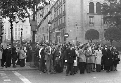A las ocho de la mañana del 21 de noviembre se abrió al público la capilla ardiente en la que reposan los restos mortales de Francisco Franco, instalada en el Salón de Columnas del Palacio Real. En la foto, una multitud espera para desfilar delante del cadáver.