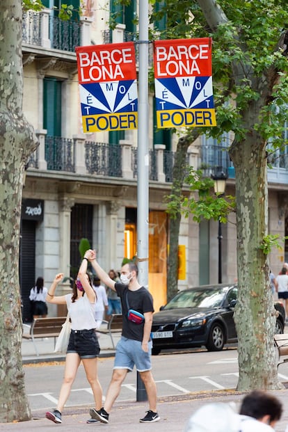 La campaña del ayuntamiento de Barcelona tras la larga cuarentena por el coronavirus parece diseñada para unas presidenciales en Estados Unidos. Tanto los colores como los mensajes –"Saldremos" y "Barcelona tiene mucho poder"– invitan a sentirse poderoso, a conquistar las calles. El diseño es de Koln Studio. |