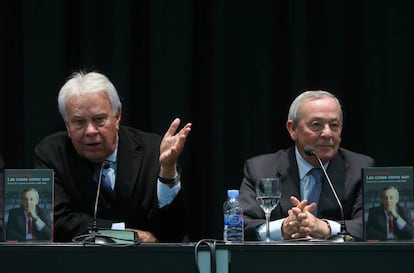 Felipe Gonzalez y Carlos Solchaga durante la presentaci&oacute;n del libro de este &uacute;ltimo, &#039;Las cosas como son&#039;, en el C&iacute;rculo de Bellas Artes.
 