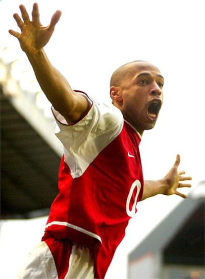 Henry celebra un gol con la camiseta del Arsenal