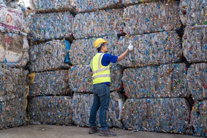 Una compañía ha recortado sus emisiones de carbono en transporte de residuos en un 72% gracias a una nueva planta de reciclado financiada por el banco.