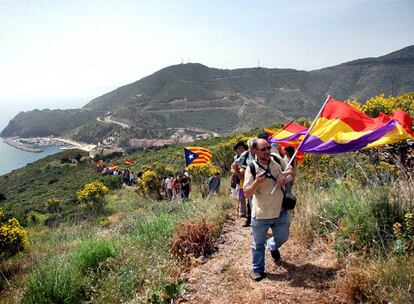 Algunos expedicionarios subieron ayer a pie al collado de Belitres, en Portbou.