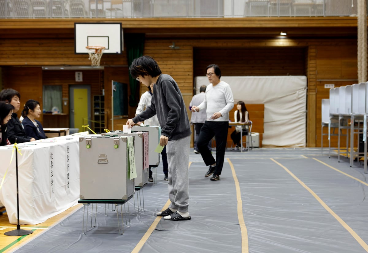 The first polls suggest that the government coalition in Japan will lose the majority