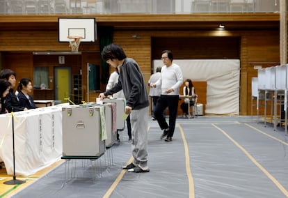 Un hombre deposita su voto durante las elecciones generales en un colegio electoral de Tokio, este domingo.