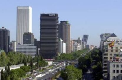 Edifico del banco BBVA en el Paseo de la Castellana, en Madrid, junto con edificios de Axa Seguros, Banco Guipuzcoano, Caja de Madrid, Torre Picasso y una de las torres Kío. EFE/Archivo