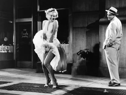 Marilyn Monroe y Tom Ewell en una fotografía publicitaria de 'La tentación vive arriba'.