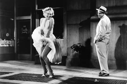 Marilyn Monroe y Tom Ewell en una fotografía publicitaria de 'La tentación vive arriba'.