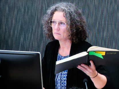 Kathleen Folbigg, con uno de sus diarios, durante la primera revisión de su caso, el 29 de abril de 2019, en un juzgado de Sídney (Australia).
