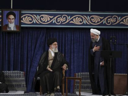 Imagen oficial de Jamenei (izquierda) y Rohani el 3 de agosto durante la ceremonia de confirmaci&oacute;n del segundo mandato del presidente.