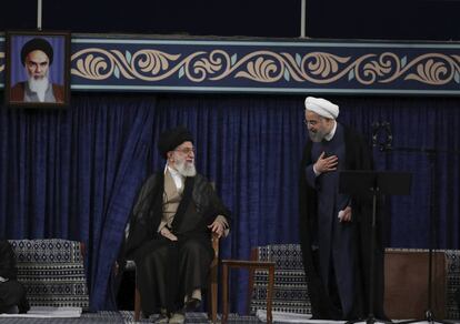 Imagen oficial de Jamenei (izquierda) y Rohani el 3 de agosto durante la ceremonia de confirmaci&oacute;n del segundo mandato del presidente.