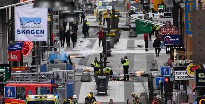 Un camión recorrió varios cientos de metros de la vía peatonal y acabó empotrado en una de las esquinas del centro comercial Åhléns, Estocolmo.