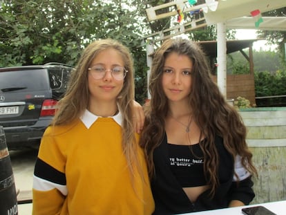 Las mellizas Micaela (con gafas) y Ángela, hoy mayores de edad.