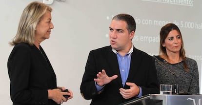 Francisca Caracuel, El&iacute;as Bendodo y Ana Mata, en la presentaci&oacute;n de la ayuda a nacidos en pueblos peque&ntilde;os de M&aacute;laga.