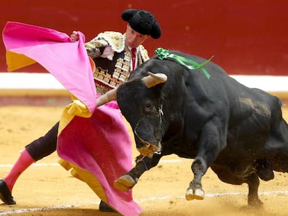 El diestro Diego Urdiales durante la primera corrida de la feria de la Semana Grande de San Sebasti&aacute;n.