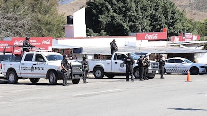 Elementos de la Policía de Guerrero y la Guardia Nacional, durante el operativo en Coyuca de Catalán.