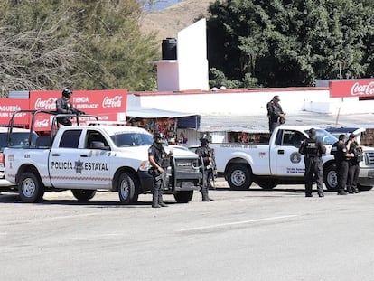 Guerrero State police and National Guard officers near Coyuca de Catalán.