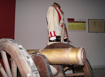 Uniforme militar y cañón expuestos en la conmemoración del bicentenario de la batalla de Chiclana