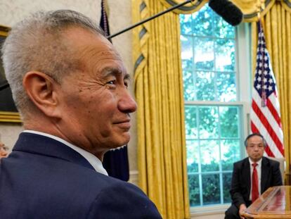 El vicepresidente chino, Liu He, durante su reunión con el presidente de EE UU, Donald Trump.