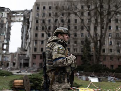 Un militar observaba el viernes los restos de la sede del Gobierno regional en Mikolaiv.