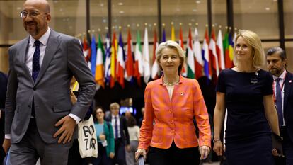 El presidente del Consejo Europeo, Charles Michel; la presidenta de la Comisión Europea, Ursula Von der Leyen, y la primera ministra de Estonia, Kaja Kallas, tras la reunión del jueves en Bruselas.
