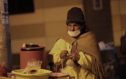 Una mujer aimara usa una máscara este martes en El Alto (Bolivia).