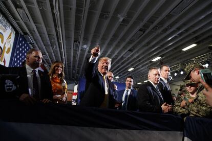 El presidente de Estados Unidos, Donald Trump, conversa con las tropas en un evento del Día de los Caídos a bordo del barco de asalto anfibio USS Wasp.