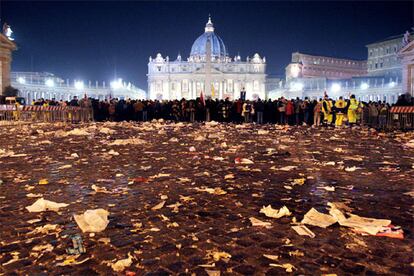 Roma se ha preparado para la llegada de hasta cuatro millones de peregrinos que se calcula que estarán en la ciudad en el día de los funerales por el Papa. La ciudad ha puesto en marcha un plan de seguridad "sin precedentes" ante la llegada de más de 200 jefes de Estado y de Gobierno que asistirán a la ceremonia. La víspera, las autoridades desalojarán la plaza de San Pedro para proceder a su limpieza y garantizar que todo esté listo para la misa más multitudinaria.