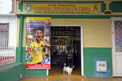 En la entrada de las instalaciones del Academia Tolimense de fútbol exhiben un cartel recordando los orígenes y la trayectoria de James Rodríguez.