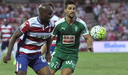 Adri&aacute;n, autor del primer gol del Eibar, acosa a Foulquier. 