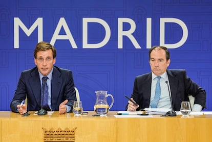 El alcalde de Madrid, Jose Luis Martínez-Almeida, (izquierda), durante la presentación del Plan Reside. CEDIDA POR EL AYUNTAMIENTO DE MADRID