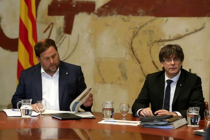 El presidente de la Generalitat, Carles Puigdemont, y su vicepresidente, Oriol Junqueras, durante la reuni&oacute;n semanal del Govern.