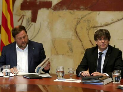 El presidente de la Generalitat, Carles Puigdemont, y su vicepresidente, Oriol Junqueras, durante la reunión semanal del Govern.