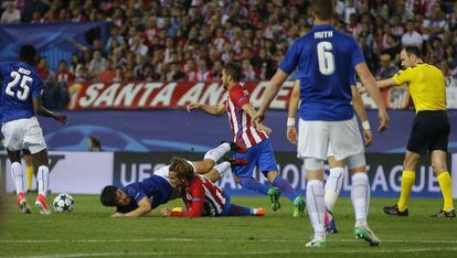 El jugador del Leicester Shinji Okazaki (d) cae sobre el jugador del Atlético Antoine Griezmann. 