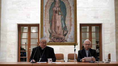 Membros da conferência de bispos do Chile, Luis Fernando Ramos Pérez, à direita, e Juan Ignacio González, nesta sexta-feira no Vaticano