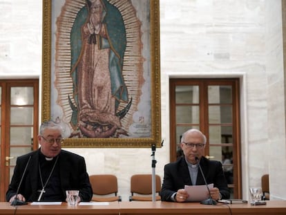 Membros da conferência de bispos do Chile, Luis Fernando Ramos Pérez, à direita, e Juan Ignacio González, nesta sexta-feira no Vaticano