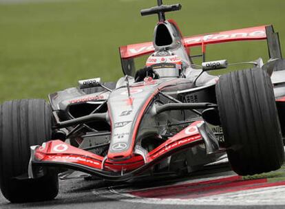 Alonso, bajo la lluvia