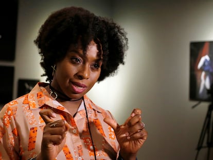 La escritora Chimamanda Ngozi Adichie, en una entrevista en Santiago de Chile, en enero de 2020.