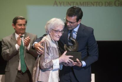 La poeta uruguaya Ida Vitale recogiendo el Premio Garc&iacute;a Lorca la semana pasada.